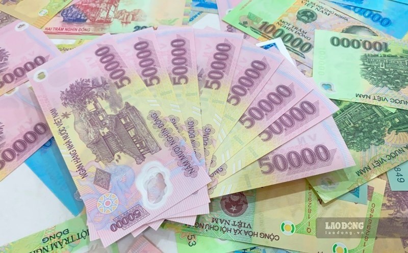 Biểu lãi suất huy động ở kỳ hạn 3 tháng đang giảm mạnh. Ảnh: Lan Hương