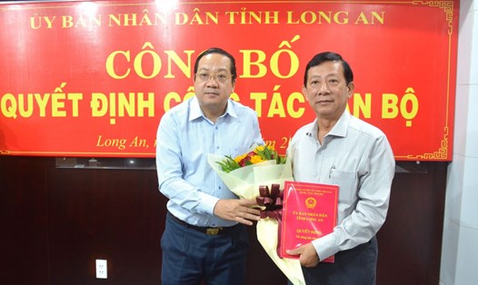 Phó Chủ tịch UBND tỉnh Long An Nguyễn Minh Lâm trao quyết định bổ nhiệm lại Giám đốc Sở Thông tin và Truyền thông đối với ông Nguyễn Bá Luân. Ảnh: An Long
