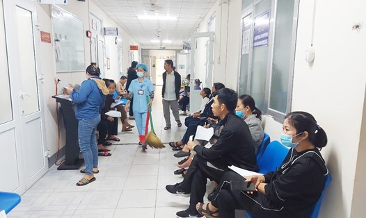 Người dân chờ khám bệnh ở một Trung tâm y tế tại Hà Tĩnh. Ảnh: Trần Tuấn.