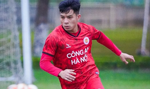 Huỳnh Tấn Tài thi đấu cùng vị trí với Phan Văn Đức. Ảnh: CLB CAHN
