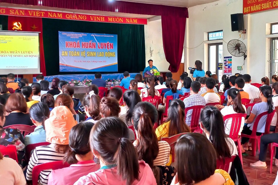 Công nhân lao động của Công ty Thủy sản Nam Hà Tĩnh nghe truyền đạt kiến thức về an toàn vệ sinh lao động. Ảnh: Công đoàn.