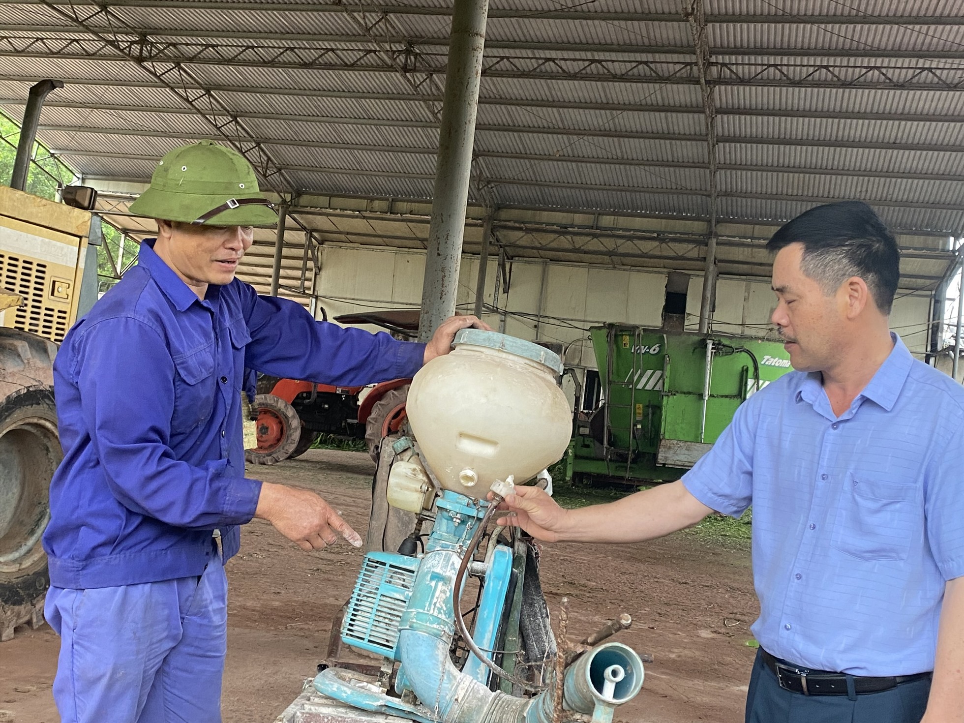 Công nhân Phạm Hồng Đức (trái) và ông Trần Xuân Thế, Giám đốc Công ty. Ảnh: Ái Chi