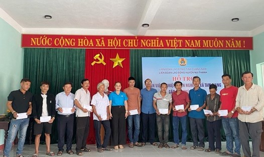 Lãnh đạo LĐLĐ huyện Núi Thành và tỉnh Quảng Nam trao hỗ trợ cho các đoàn viên gặp nạn trên biển. Ảnh: Thanh Lan