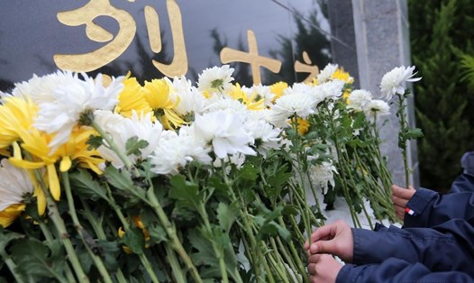 Dâng hoa tại nghĩa trang liệt sĩ ở Hoài Bắc, tỉnh An Huy, Trung Quốc trước Tết Thanh minh, ngày 1.4.2021. Ảnh: Xinhua