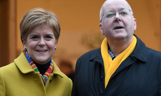 Ông Peter Murrell và bà Nicola Sturgeon - cựu thủ hiến Scotland. Ảnh: AFP
