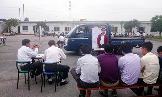Kiểm tra thông tin cá nhân của các học viên tại Trung tâm đào tạo lái xe Thành Nam (phường Bích Đào, thành phố Ninh Bình) trước khi bước vào bài thi. Ảnh: Diệu Anh