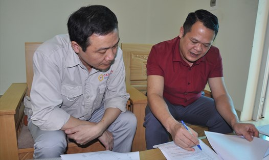 Phó Chủ tịch Công đoàn các KCN tỉnh Bắc Giang Hà Minh Vĩ (bên phải) hướng dẫn công tác tổ chức đại hội tới chủ tịch công đoàn cơ sở. Ảnh: Bảo Hân