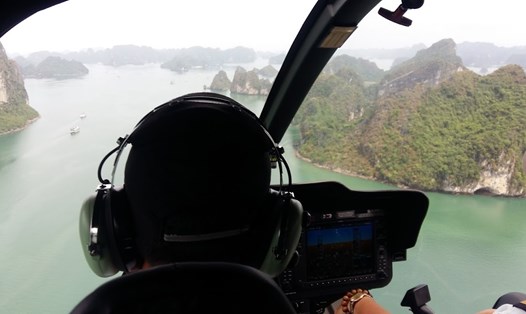 Bay trực thăng ngắm vịnh Hạ Long. Ảnh: Nguyễn Hùng
