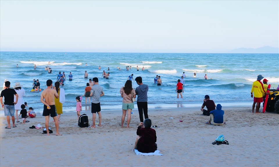 Các bãi biển ở Đà Nẵng sôi động vào mùa du lịch. Ảnh: Nguyễn Linh