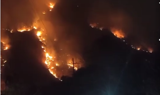 Cháy rừng trong đêm tại phường Chiềng An, TP Sơn La. Ảnh: Người dân cung cấp