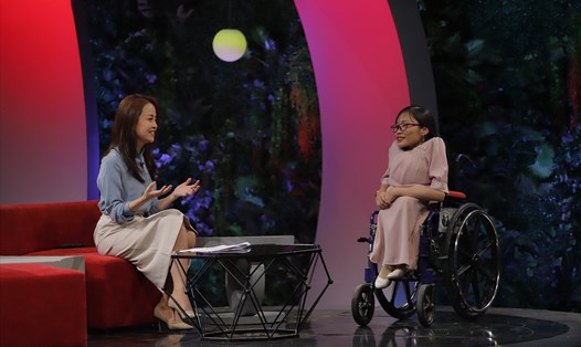 Cô gái xương thuỷ tinh Nguyễn Thị Thanh Tâm tham gia tại chương trình "Trạm yêu thương". Ảnh: VTV