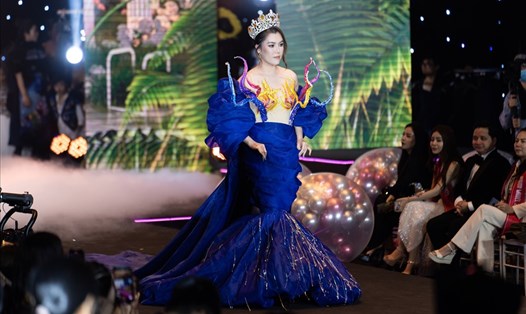 Hoa hậu Quý bà Quốc tế 2023 - Trâm Anh với trang phục lộng lẫy tự tin sải bước trên sàn catwalk. Ảnh: Nhân vật cung cấp