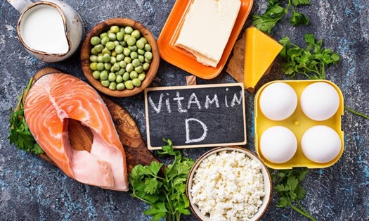 Vitamin D có nhiều trong trứng, sữa, cá hồi,... Ảnh: Xinhua