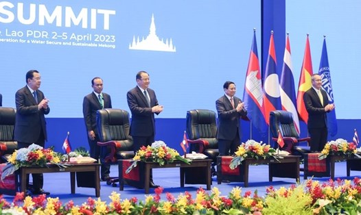 Hàng trên từ trái qua: Thủ tướng Campuchia Hun Sen, Thủ tướng Lào Sonexay Siphandone, Thủ tướng Phạm Minh Chính và Tổng Thư ký Văn phòng Tài nguyên nước Thái Lan dự hội nghị. Ảnh: VGP