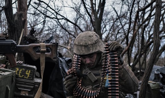 Binh sĩ Ukraina chuẩn bị đạn dược khai hỏa vào các vị trí tiền tuyến của Nga gần Bakhmut, Donetsk, ngày 11.3.2023. Ảnh: AFP