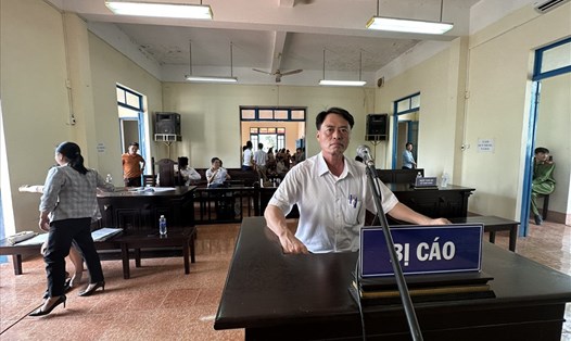 Ông Nguyễn Hữu Quảng - nguyên Chủ tịch UBND xã Ya Tờ Mốt, huyện Ea Súp, tỉnh Đắk Lắk tại phiên tòa sáng ngày 6.4. Ảnh: Bảo Trung