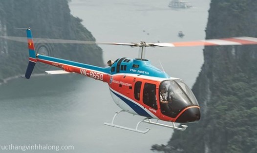 Máy bay trực thăng Bell 505 số hiệu VN-8650 bay trên Vịnh Hạ Long. Ảnh: VGP