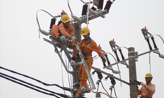 Người lao động ngành điện. Ảnh: Hoa Việt Cường