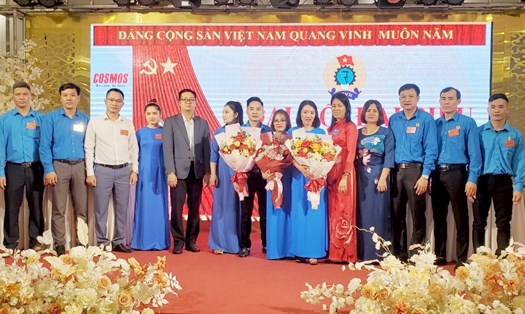 Lãnh đạo Công đoàn các Khu công nghiệp tỉnh Phú Thọ và lãnh đạo công ty  tặng hoa chúc mừng đại hội. Ảnh: Quang Châm