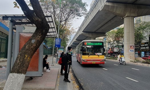 Trung tâm Quản lý Giao thông công cộng Hà Nội đang xây dựng phương án điều chỉnh, bổ sung, tăng tính kết nối xe buýt với đường sắt đô thị Nhổn - ga Hà Nội. Ảnh: Phạm Đông