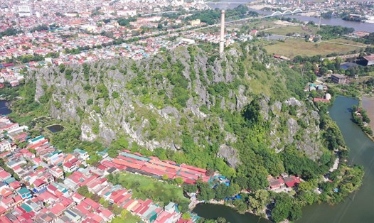 Núi Cánh Diều tọa lạc tại (phường Thanh Bình, thành phố Ninh Bình) và được xếp hạng di tích lịch sử gia từ năm 1962. Ảnh: Diệu Anh