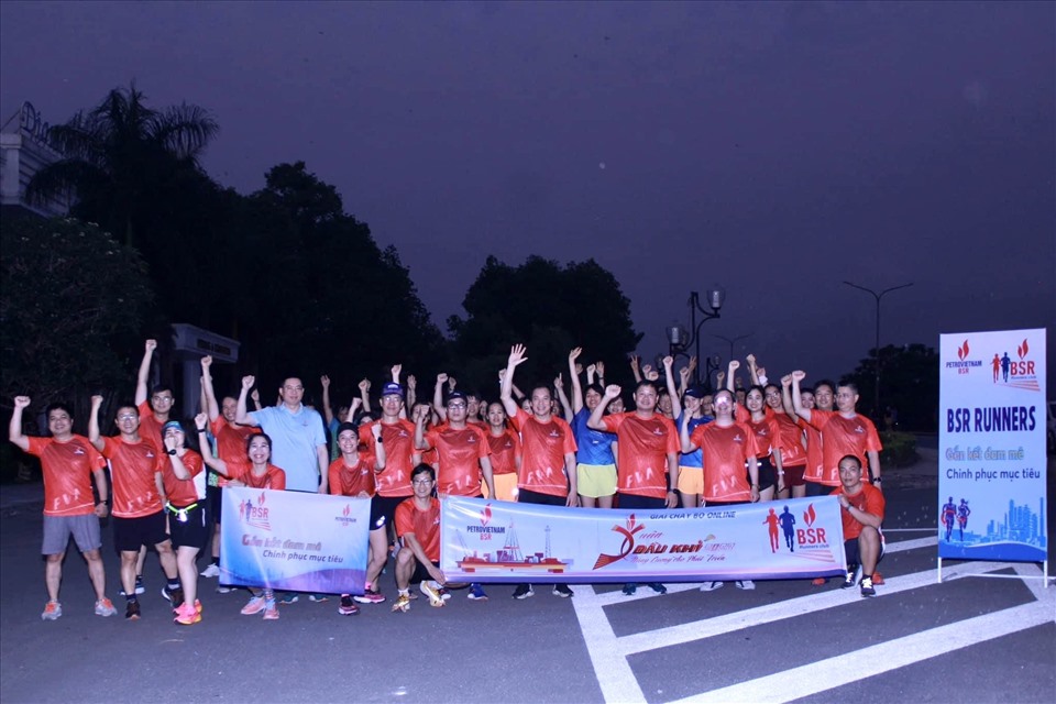 Cán bộ, đoàn viên, người lao động Công ty Cổ phần Lọc hóa dầu Bình Sơn tham giải Giải chạy bộ online do Công đoàn Dầu khí Việt Nam thực hiện chạy vào ngày khai mạc 6.4. Ảnh: CĐCS