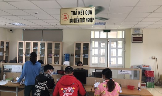 Người lao động làm thủ tục hưởng trợ cấp thất nghiệp tại Trung tâm Dịch vụ việc làm tỉnh Bắc Giang. Ảnh: Bảo Hân