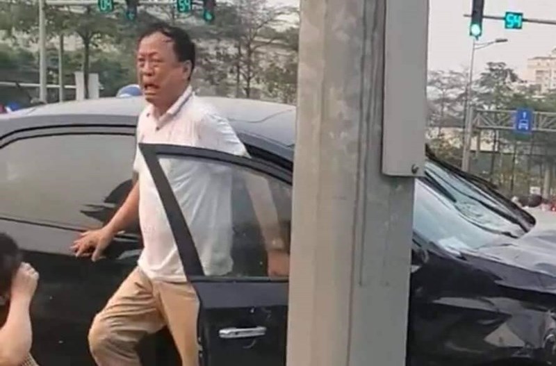 Tai nạn liên hoàn ở Hà Nội: Lí do tài xế ôtô bước ra từ cửa phụ
