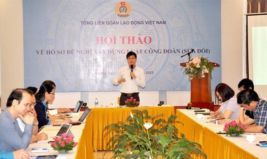 Ông Ngọ Duy Hiểu – Phó Chủ tịch Tổng Liên đoàn Lao động Việt Nam - phát biểu tại hội thảo. Ảnh: Bảo Hân