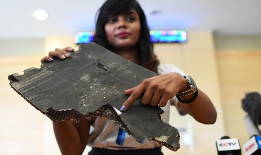 Con gái của một hành khách trên chuyến bay MH370 của Malaysia Airlines giới thiệu về một mảnh vỡ được cho là của MH370 trong cuộc họp báo năm 2018. Ảnh: AFP