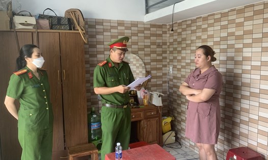 Cơ quan Cảnh sát điều tra Công an thành phố Đà Nẵng tống đạt các quyết định đối với Trần Thị Thu Hạnh. Ảnh: Khánh Ngọc