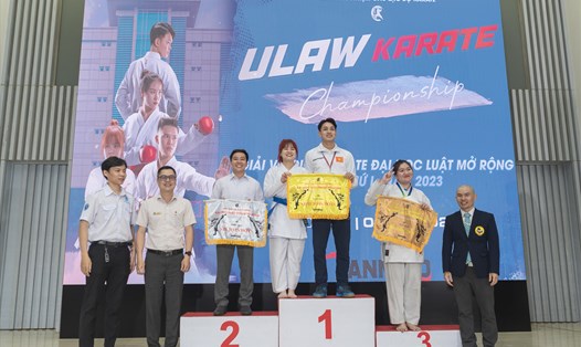 Trao giải cho các vận động viên tại giải vô địch Karate Đại học Luật TPHCM mở rộng lần thứ I - năm 2023. Ảnh: Hà Anh Chiến