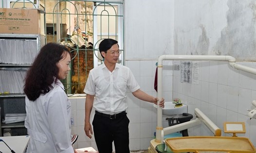 Đoàn giám sát khảo sát thực tế tại Trung tâm Y tế quận Hồng Bàng. Ảnh: Cổng TTĐT Hải Phòng