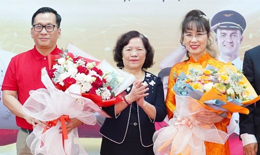 Tân Chủ tịch HĐQT Nguyễn Thị Phương Thảo (ngoài cùng bên phải) và Tân Tổng giám đốc Vietjet Đinh Việt Phương (ngoài cùng bên trái).