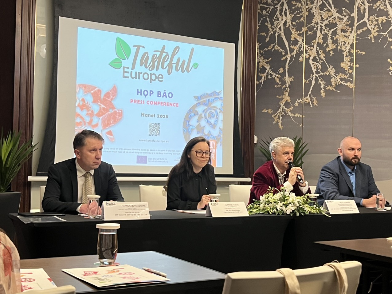 Các doanh nghiệp Ba Lan giới thiệu thực phẩm Ba Lan và Châu Âu vào Việt Nam. Ảnh: Vũ Long