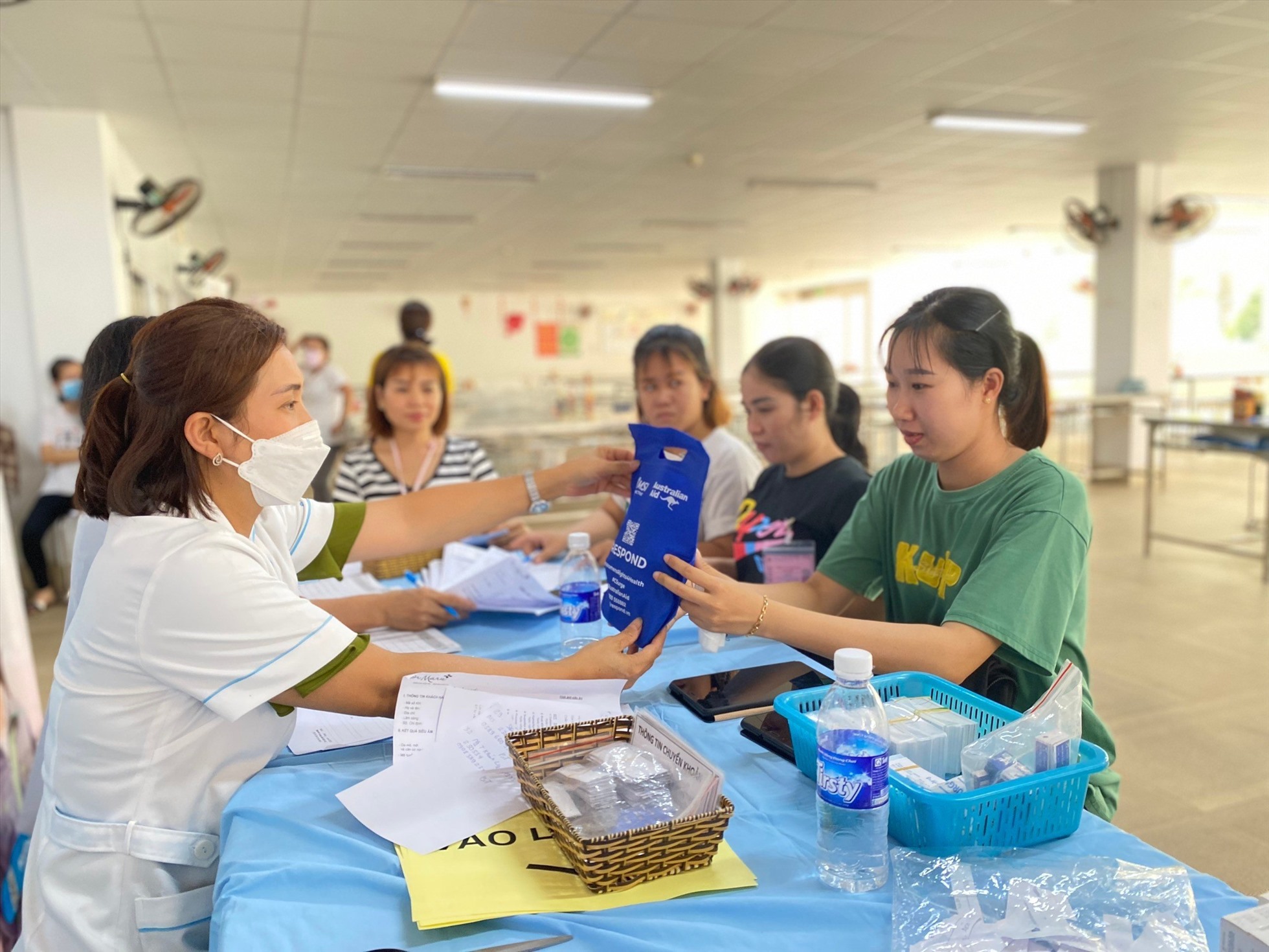 Tư vấn khám sức khoẻ sinh sản cho nữ đoàn viên lao động tại TP Long Khánh. Ảnh: Hà Anh Chiến