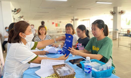 Tư vấn khám sức khoẻ sinh sản cho nữ đoàn viên lao động tại TP Long Khánh. Ảnh: Hà Anh Chiến