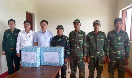 Phó chủ tịch Thường trực UBND tỉnh Thừa Thiên Huế - Nguyễn Thanh Bình (thứ 3, trái sang) tặng quà, chúc Tết cho lực lượng vũ trang nước bạn Lào. Ảnh: Phúc Đạt.