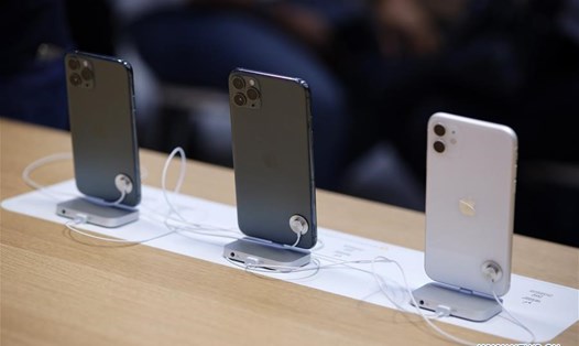 Các loại iPhone tại một cửa hàng Apple ở New York, Mỹ. Ảnh: Xinhua