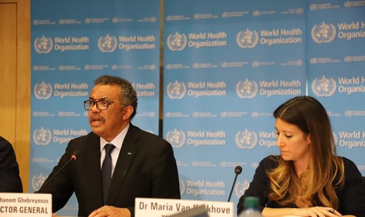 Tiến sĩ Tedros Adhanom Ghebreyesus (trái) - tổng giám đốc WHO - trong một cuộc họp báo. Ảnh: Xinhua
