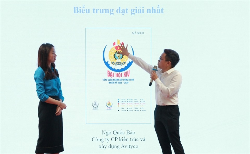 Thí sinh đạt giải Nhất Cuộc thi thiết kế biểu trưng Đại hội Công đoàn ngành Xây dựng Hà Nội trình này về tác phẩm. Ảnh: CĐ XDHN