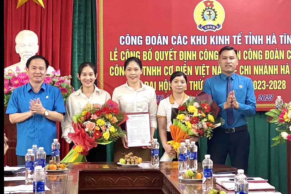 Trao quyết định công nhận Công đoàn cơ sở Công ty TNHH Cơ điện Việt Năng- Chi nhánh Hà Tĩnh. Ảnh: Công đoàn.