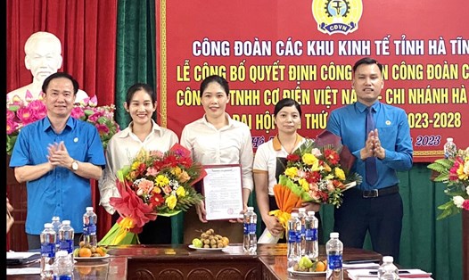 Trao quyết định công nhận Công đoàn cơ sở Công ty TNHH Cơ điện Việt Năng- Chi nhánh Hà Tĩnh. Ảnh: Công đoàn.