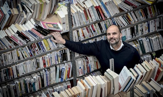 Kho chứa sách cũ ở Villabe, phía Nam Paris, Pháp. Ảnh: AFP