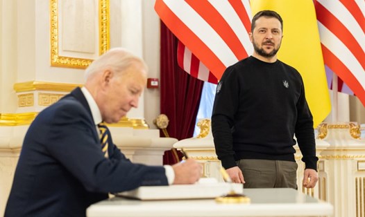 Tổng thống Mỹ Joe Biden ký sổ lưu niệm trong chuyến thăm Ukraina ngày 20.2.2023. Ảnh: Văn phòng Tổng thống Ukraina