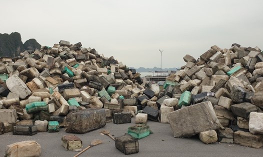Một khu tập kết rác phao xốp bên bờ vịnh Hạ Long vừa được thu gom trên vịnh Hạ Long. Ảnh: Nguyễn Hùng