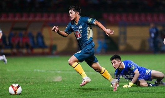 Nguyễn Quốc Việt vượt qua thủ môn Viettel, trước khi ghi bàn cho Hoàng Anh Gia Lai. Ảnh: Minh Quân