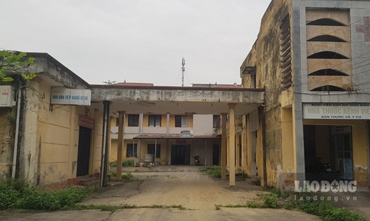 Trụ sở cũ của Bệnh viện Sản Nhi tỉnh Ninh Bình bỏ hoang nhiều năm, gây lãng phí. Ảnh: Diệu Anh