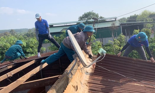Các tổ chức, đoàn thể xã Đắk N'drót hỗ trợ người dân khắc phục nhà cửa sau khi bị giông lốc làm cho tốc mái. Ảnh: Bảo Lâm