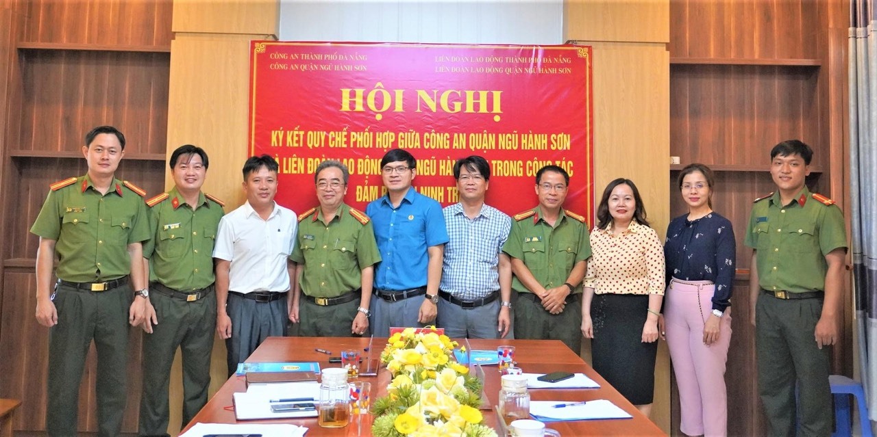 Liên đoàn Lao động và Công an quận Ngũ Hành Sơn, thành phố Đà Nẵng ký kết quy chế phối hợp đảm bảo an ninh trật tự trên địa bàn. Ảnh: Trà Vân